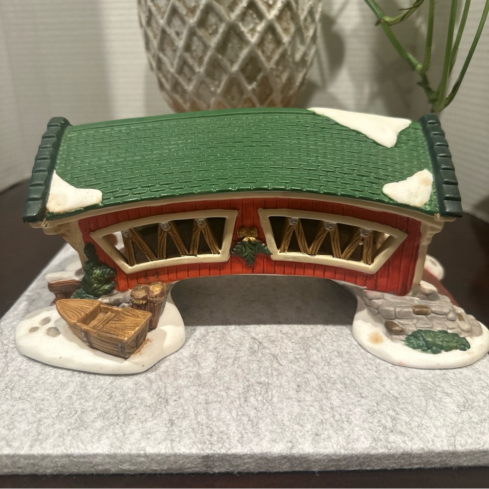Dickens Collectables Porcelain Covered Bridge Village Accessories 1998